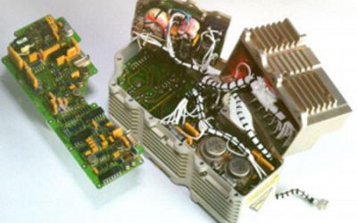 ¿Qué estándares debe cumplir una fuente de alimentación personalizada para el sector militar de Xcel?